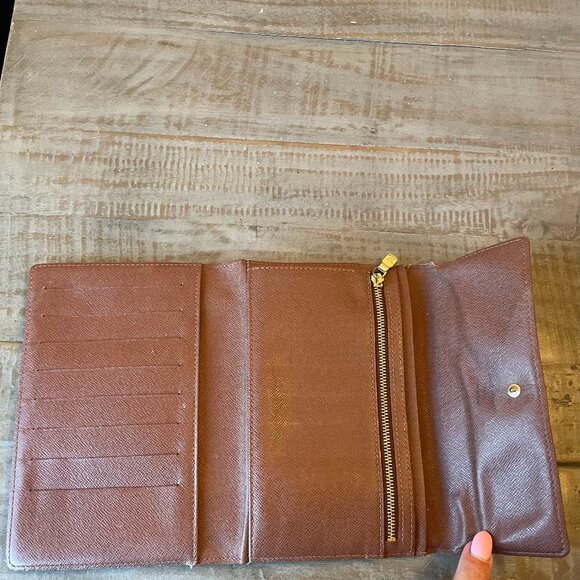 Louis Vuitton Classic Wallet – Beautiful & Functional - Picture 5 of 11